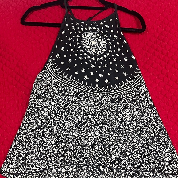 Pattern Open Back Top - Picture 2 of 5